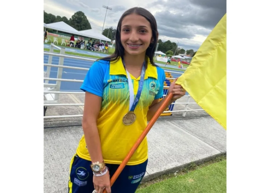 Ella es la atleta caldense Sara Vergara Soto, medallista de oro en los 800 metros planos. Juegos Nacionales Intercolegiados