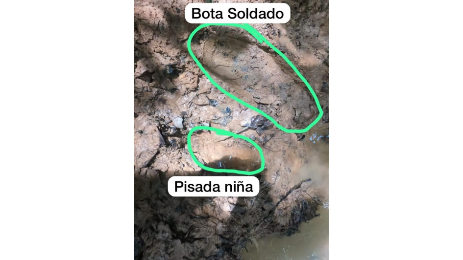 Los Comandos de Fuerzas Especiales hallaron una huella y, para corroborar que si se trataba de un indicio perteneciente a alguno de los cuatro niños desaparecidos, realizaron una pisada de uno de los uniformados talla 40 y la diferencia es evidente. Los Comandos de Fuerzas Especiales hallaron una huella y, para corroborar que si se trataba de un indicio perteneciente a alguno de los cuatro niños desaparecidos, realizaron una pisada de uno de los uniformados talla 40 y la diferencia es evidente.