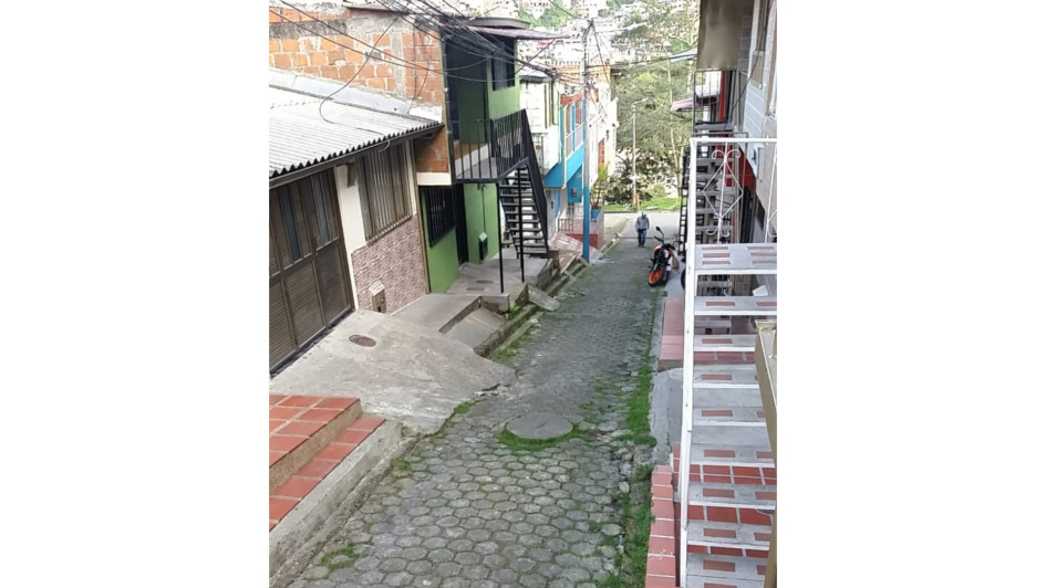 A lado y lado de la calle hay unas 14 casas que utilizan la vía y solicitan su arreglo. A lado y lado de la calle hay unas 14 casas que utilizan la vía y solicitan su arreglo.