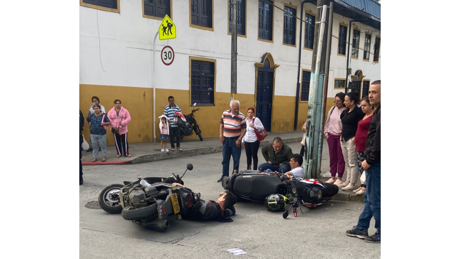 El accidente ocurrió en la tarde de este viernes en la calle 27 con carrera 17 de la capital caldense. El accidente ocurrió en la tarde de este viernes en la calle 27 con carrera 17 de la capital caldense.