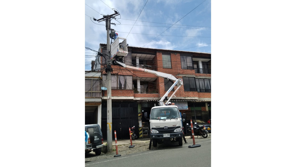 Los funcionarios del Instituto de Valorización de Manizales (Invama) dispusieron nuevas lámparas y las ubicaron a mayor altura. Los funcionarios del Instituto de Valorización de Manizales (Invama) dispusieron nuevas lámparas y las ubicaron a mayor altura.