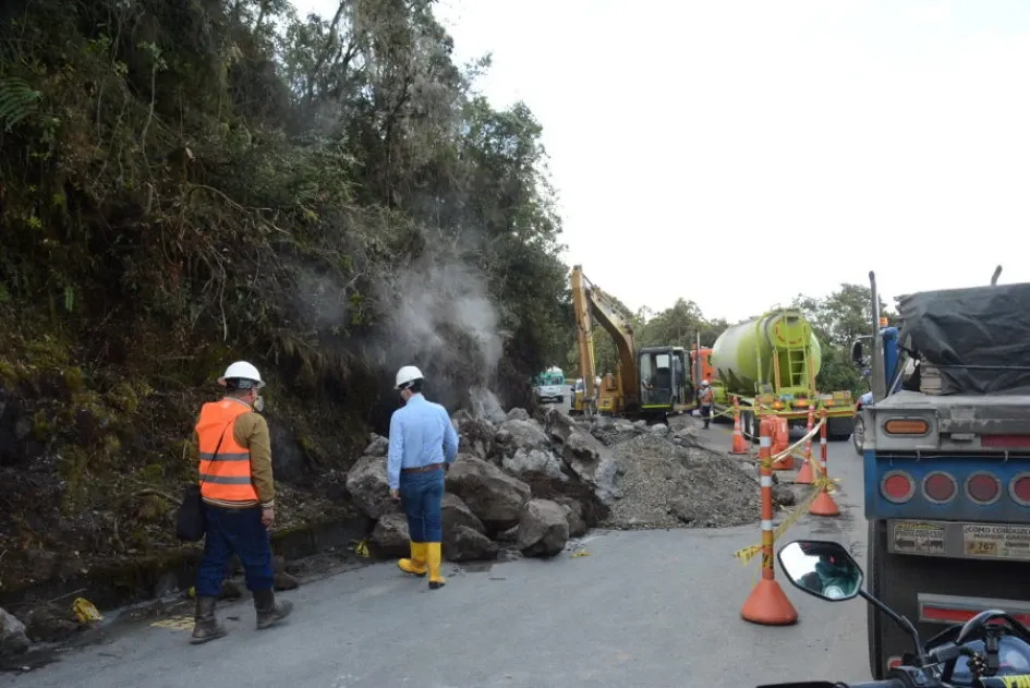 Esta es la zona de la que emana gas y vapor, y que sigue siendo inspeccionada por los expertos. Con maquinaria amarilla removieron parte del terreno para analizar mejor la situación. Volcán Cerro Bravo, emisión de gas y vapor