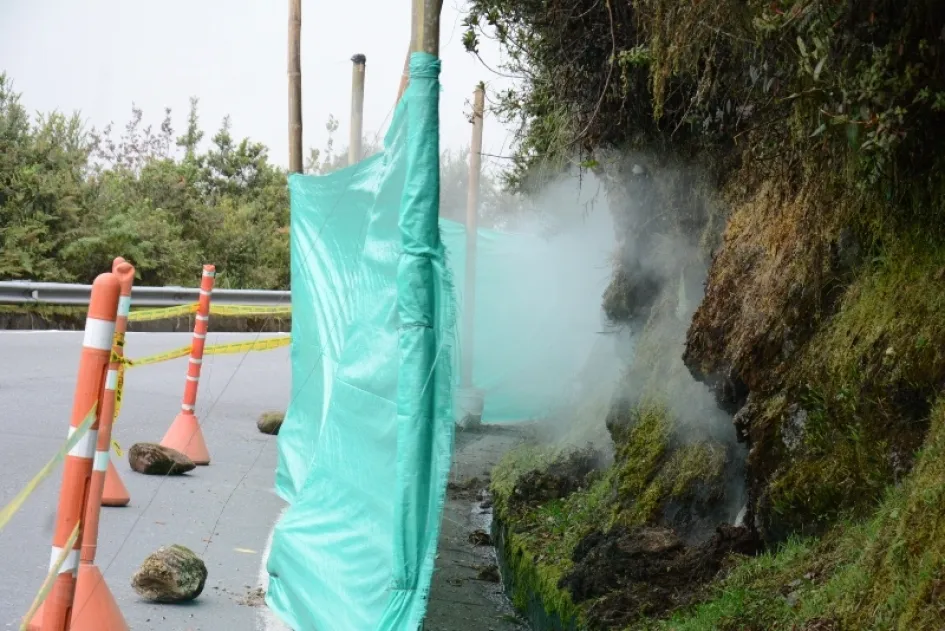 Emanación de gas en una ladera del sector suroriental del volcán Cerro Bravo. Emanación de gas en una ladera del sector suroriental del volcán Cerro Bravo.