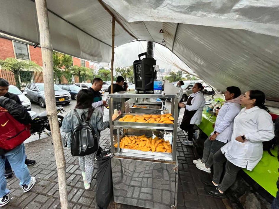 A las afueras de la Universidad de Caldas se ubican las famosas empanadas La Gotera, un establecimiento muy querido por los universitarios del sector. A las afueras de la Universidad de Caldas se ubican las famosas empanadas La Gotera, un establecimiento muy querido por los universitarios del sector.