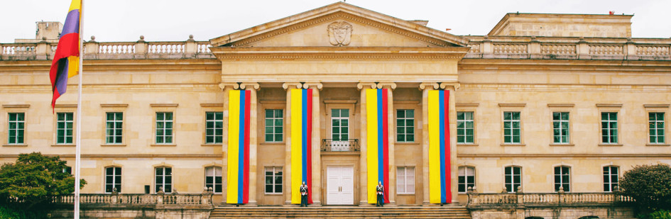 La Casa de Nariño, residencia oficial y sede principal de trabajo del presidente de Colombia. La Casa de Nariño, residencia oficial y sede principal de trabajo del presidente de Colombia.
