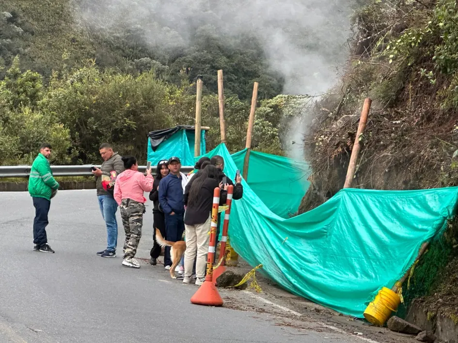 El punto donde se acercan las personas a observar las rocas y la emanación de gases en Cerro Bravo. El punto donde se acercan las personas a observar las rocas y la emanación de gases en Cerro Bravo.
