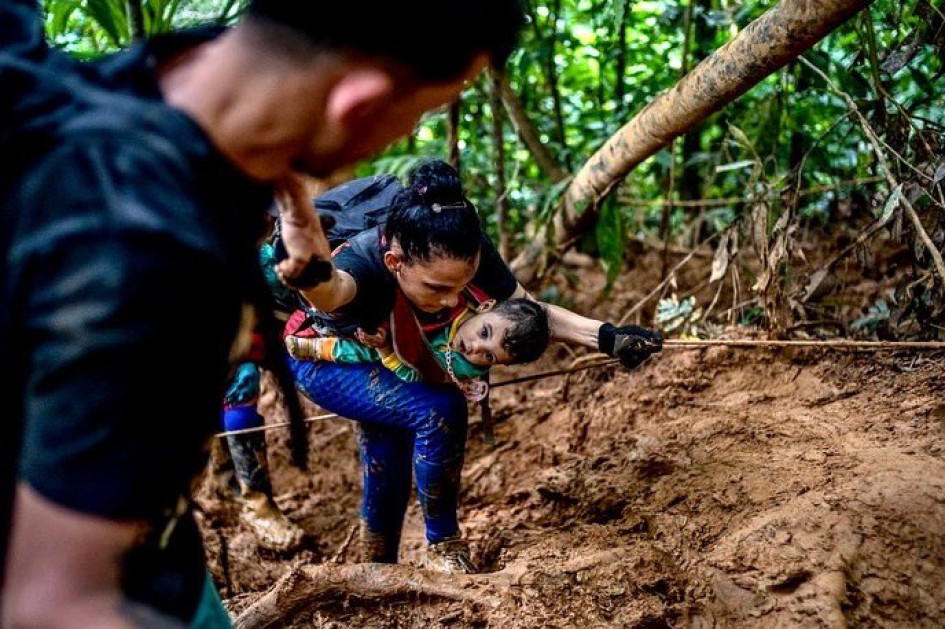 Con un reportaje gráfico sobre el camino migratorio por la selva del Darién, en la frontera colombopanameña, Ríos Escobar ganó este reconocimiento. Con un reportaje gráfico sobre el camino migratorio por la selva del Darién, en la frontera colombopanameña, Ríos Escobar ganó este reconocimiento.