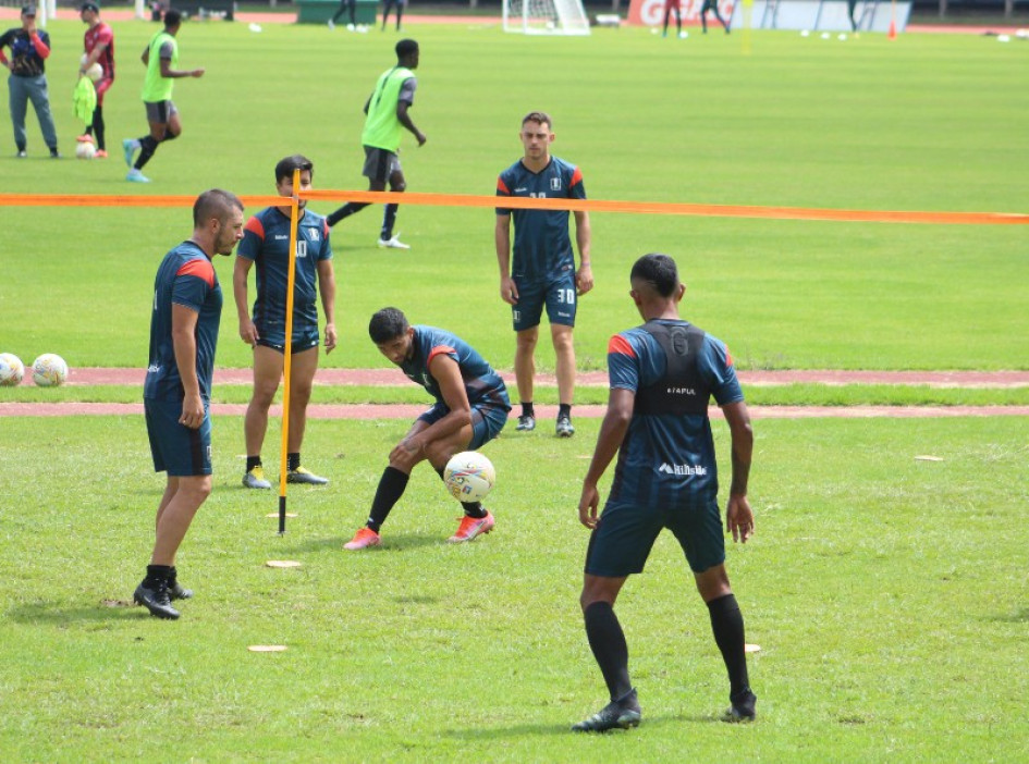 El Once Caldas entrenó ayer en la cancha del estadio Palogrande. Hoy, a puerta cerrada, recibirá al Atlético Junior. El Once Caldas entrenó ayer en la cancha del estadio Palogrande. Hoy, a puerta cerrada, recibirá al Atlético Junior.