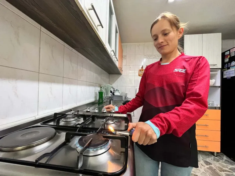 Ayer en Manizales varios lugares ya habían reportado la llegada del combustible a sus hogares. Lina Gañan Giraldo saltó de alegría cuando se enteró que ya había servicio de gas. Lina Gañan Giraldo saltó de alegría cuando se enteró que ya había servicio de gas.