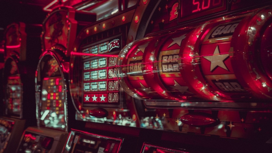 Mejores-casinos-de-Medellin Máquinas tragamonedas en un casino.