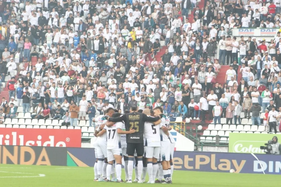 Hinchas del Once Caldas que no pueden asistir al estadio Palogrande por la sanción que impuso la Dimayor, viajaron anoche a Medellín para ver el partido en estadio Atanasio Girardot. Hinchas del Once Caldas que no pueden asistir al estadio Palogrande por la sanción que impuso la Dimayor, viajaron anoche a Medellín para ver el partido en estadio Atanasio Girardot.