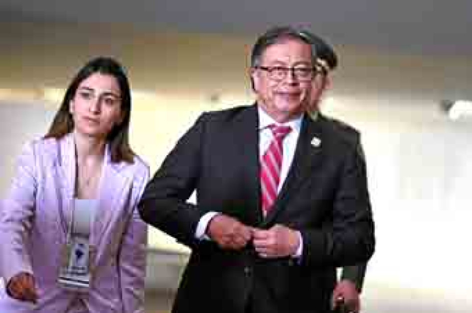 Gustavo Petro, presidente de Colombia, junto a su jefe de Despacho, Laura Sarabia, quien está en el ojo del huracán tras el supuesto robo por parte de su niñera a la que al parecer sometió al polígrafo de la Casa de Nariño, catalogado por la oposición como un abuso de poder. Ayer el embajador en Caracas, Armando Benedetti, fue señalado de estar involucrado en el escándalo, pero este negó haber participado en alguna conspiración. Gustavo Petro, presidente de Colombia, junto a su jefe de Despacho, Laura Sarabia, quien está en el ojo del huracán tras el supuesto robo por parte de su niñera a la que al parecer sometió al polígrafo de la Casa de Nariño, catalogado por la oposición como un abuso de poder. Ayer el embajador en Caracas, Armando Benedetti, fue señalado de estar involucrado en el escándalo, pero este negó haber participado en alguna conspiración.