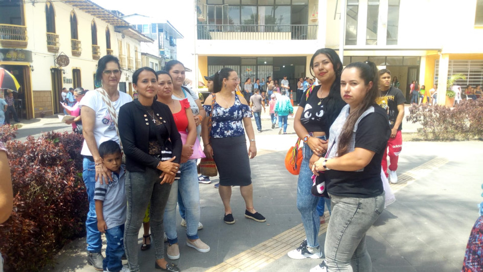 Manipuladoras de alimentos de escuelas de Anserma salieron a protestar por sus derechos. Manipuladoras de alimentos de escuelas de Anserma salieron a protestar por sus derechos.