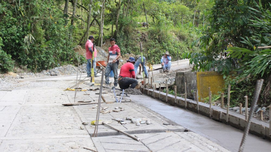 La vía que comunica al corregimiento de Samaria en Filadelfia (Caldas) con la vereda Puerto Samaria tiene 5,2 kilómetros. La comunidad, desde hace cuatro meses, exige a la Gobernación el comienzo de la obra. Esta semana empezaron, llevan 40 metros y faltan 5 mil 160. La vía que comunica al corregimiento de Samaria en Filadelfia (Caldas) con la vereda Puerto Samaria tiene 5,2 kilómetros. La comunidad, desde hace cuatro meses, exige a la Gobernación el comienzo de la obra. Esta semana empezaron, llevan 40 metros y faltan 5 mil 160.