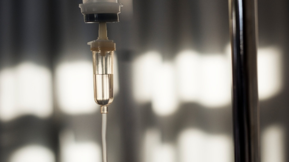 Para-que-sirve-el-suero-vitaminado Primer plano de la cámara de goteo intravenoso.