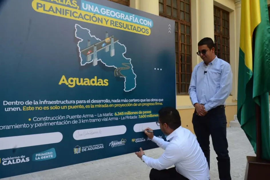 El secretario de Planeación, Carlos Ánderson García Guerrero, firma. A su lado, el alcalde de Aguadas, Juan Carlos Ramírez. El secretario de Planeación, Carlos Ánderson García Guerrero, firma. A su lado, el alcalde de Aguadas, Juan Carlos Ramírez.