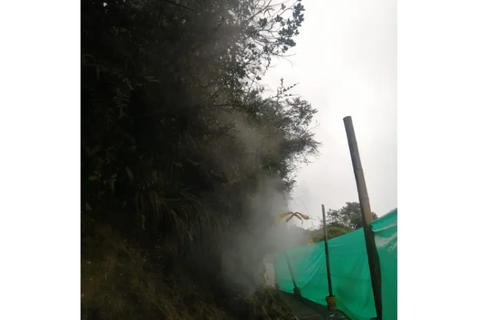 Inspeccionan emanación de gases cerca de Cerro Bravo, en la vía Alto de Letras-Fresno Inspeccionan emanación de gases cerca de Cerro Bravo, en la vía Alto de Letras-Fresno
