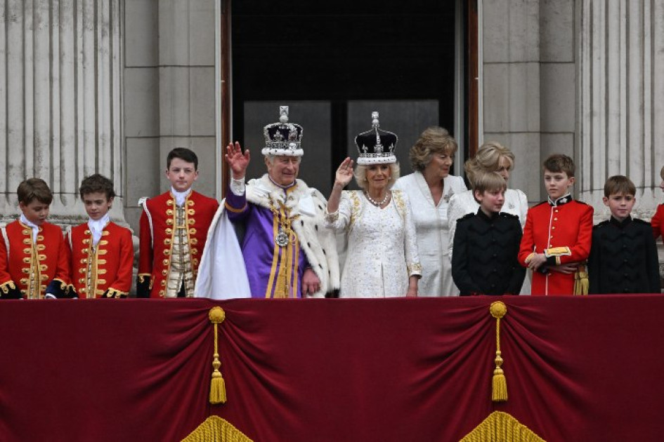 El rey Carlos III y la reina consorte Camila de Reino Unido saludan desde el balcón del Palacio de Buckingham a los ciudadanos, luego de la ceremonia de coronación celebrada en la Abadía de Westminster en Londres. La última coronación fue la de la reina Isabel II hace 70 años, tras la muerte de su padre el rey Jorge VI. El rey Carlos III y la reina consorte Camila de Reino Unido saludan desde el balcón del Palacio de Buckingham a los ciudadanos, luego de la ceremonia de coronación celebrada en la Abadía de Westminster en Londres. La última coronación fue la de la reina Isabel II hace 70 años, tras la muerte de su padre el rey Jorge VI.