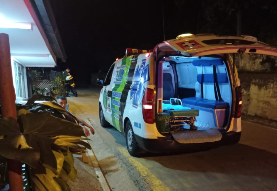 En esta ambulancia trasladaron a la mujer rescatada. En esta ambulancia trasladaron a la mujer rescatada.