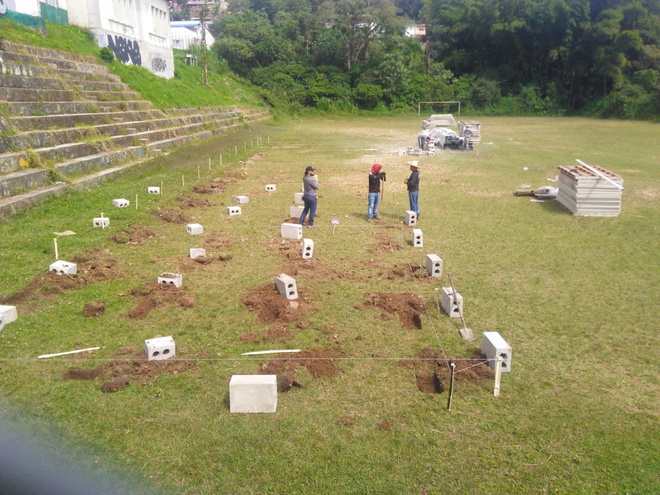 En la cancha del Colegio Inelfu empezaron a levantar las 10 aulas temporales. En la cancha del Colegio Inelfu empezaron a levantar las 10 aulas temporales.