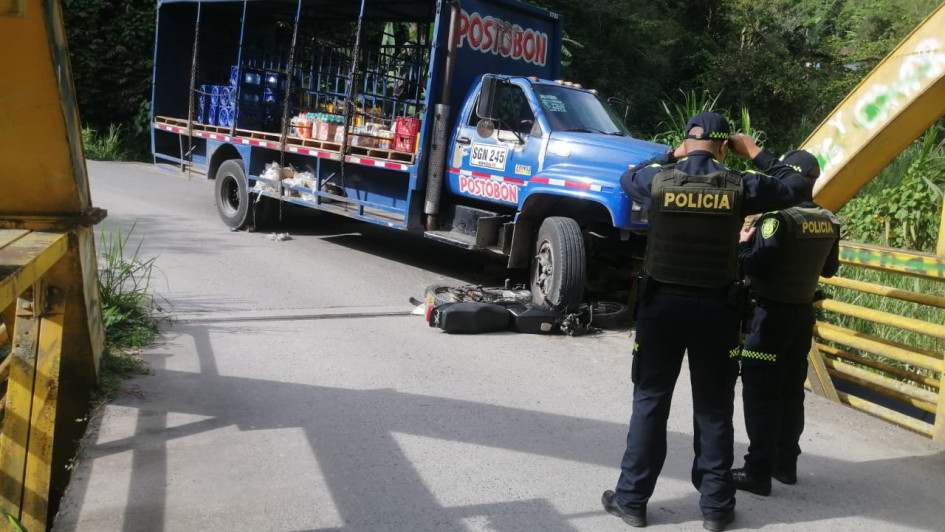 Según el Cuerpo de Bomberos de Filadelfia (Caldas), un camión de transporte de bebidas se quedó sin frenos y arrolló a una familia que transitaba en una moto por la vía entre esta localidad y la vereda Varsovia. Según el Cuerpo de Bomberos de Filadelfia (Caldas), un camión de transporte de bebidas se quedó sin frenos y arrolló a una familia que transitaba en una moto por la vía entre esta localidad y la vereda Varsovia.