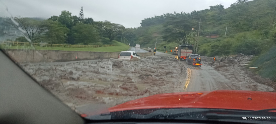 El Cuerpo Oficial de Bomberos y la Unidad de Gestión del Riesgo de Manizales acudieron al sitio para remover los escombros. El Cuerpo Oficial de Bomberos y la Unidad de Gestión del Riesgo de Manizales acudieron al sitio para remover los escombros.