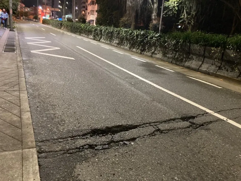 Estas grietas se presentan en el sector Viscaya, sobre la Avenida Santander. Entre El Cable y el Batallón Ayacucho. Estas grietas se presentan en el sector Viscaya, sobre la Avenida Santander. Entre El Cable y el Batallón Ayacucho.