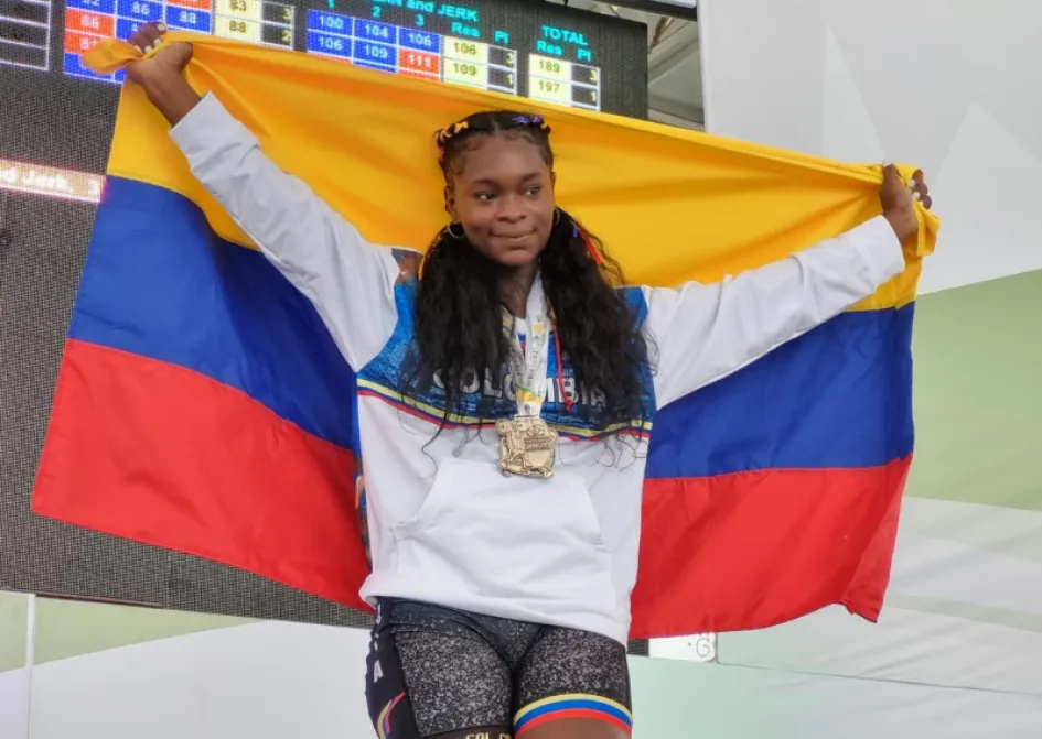 Ingrid Segura celebra con la bandera de Colombia las dos medallas que ganó en el Panamericano de Pesas que se cumple en Manizales. Ingrid Segura celebra con la bandera de Colombia las dos medallas que ganó en el Panamericano de Pesas que se cumple en Manizales.