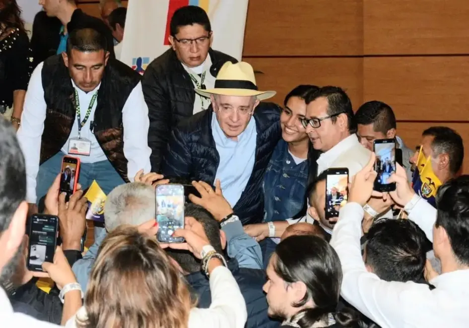 El expresidente Álvaro Uribe Vélez con sus seguidores, quienes lo abordaron en su llegada a Termales El Otoño para saludarlo y tomarse fotos. El expresidente Álvaro Uribe Vélez con sus seguidores, quienes lo abordaron en su llegada a Termales El Otoño para saludarlo y tomarse fotos.