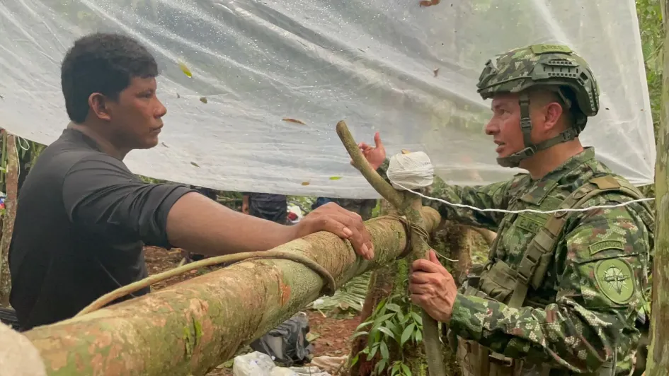 Fotografía cedida por las Fuerzas Militares de Colombia en la que se ve a Manuel Ranoque (i), padre de los cuatro niños desaparecidos en la selva donde ocurrió el siniestro aéreo del Cessna 206, mientras habla con un integrante del Ejército, en medio de la selva donde busca a sus hijos, que viajaban en el avión accidentado el pasado 1 de mayo, en el Guaviare. Fotografía cedida por las Fuerzas Militares de Colombia en la que se ve a Manuel Ranoque (i), padre de los cuatro niños desaparecidos en la selva donde ocurrió el siniestro aéreo del Cessna 206, mientras habla con un integrante del Ejército, en medio de la selva donde busca a sus hijos, que viajaban en el avión accidentado el pasado 1 de mayo, en el Guaviare.