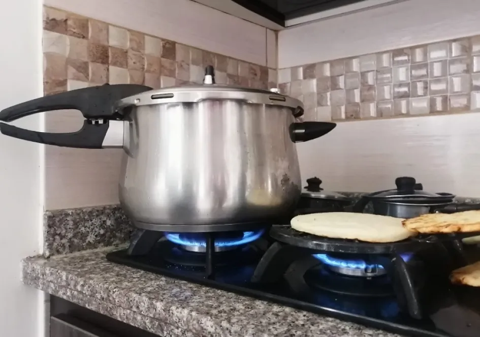 De acuerdo en Efigás, la llama se debe ver de color azul. Posiblemente tenga color amarillo mientras se acaba de restablecer el servicio Efigás confirma que en el Eje Cafetero ya empezó a llegar el servicio de gas