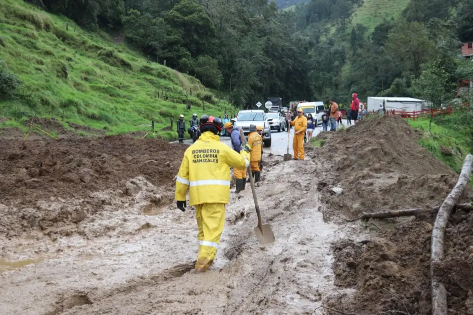 Bomberos de Manizales trabajan para habilitar la vía Manizales - Bogotá, cerrada en Sabinas. Bomberos de Manizales trabajan para habilitar la vía Manizales - Bogotá, cerrada en Sabinas.