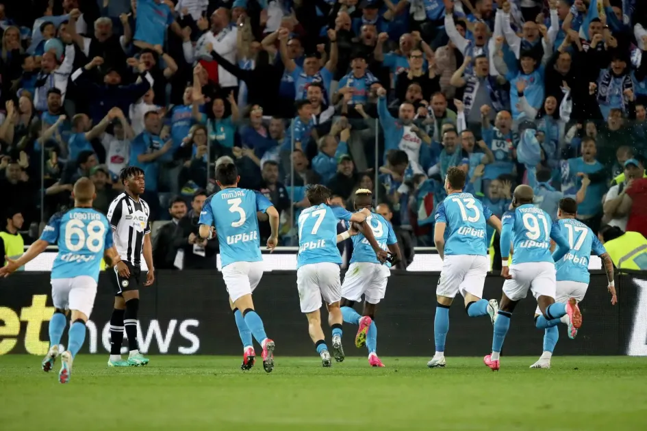 Los jugadores del Napoli celebran después de que Victor Osimhen anotó el gol del empate 1-1 durante el partido de fútbol de la Serie A italiana entre Udinese Calcio y SSC Napoli en el estadio Friuli - Dacia Arena en Údine, Italia. Los jugadores del Napoli celebran después de que Victor Osimhen anotó el gol del empate 1-1 durante el partido de fútbol de la Serie A italiana entre Udinese Calcio y SSC Napoli en el estadio Friuli - Dacia Arena en Údine, Italia.