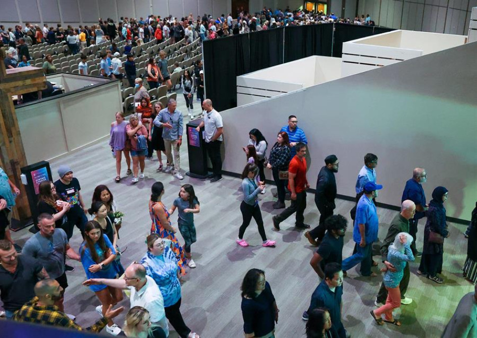 La gente sale de la vigilia en recuerdo de las víctimas que murieron durante el tiroteo masivo en el Allen Premium Outlet Mall en la Iglesia Cottonwood Creek en Allen, Texas. La gente sale de la vigilia en recuerdo de las víctimas que murieron durante el tiroteo masivo en el Allen Premium Outlet Mall en la Iglesia Cottonwood Creek en Allen, Texas.