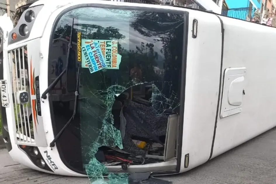 El colectivo de Gran Caldas accidentado este miércoles. El colectivo de Gran Caldas accidentado este miércoles.