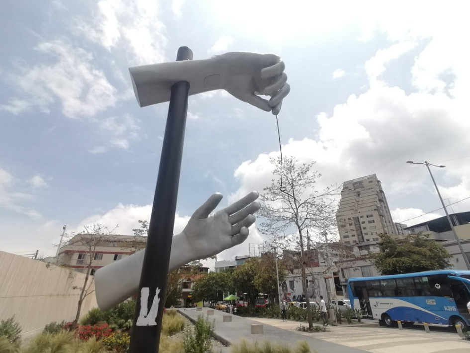 Así luce el monumento a las manos, sin la lámpara. Así luce el monumento a las manos, sin la lámpara.