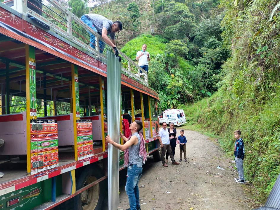 Foto | Cortesía | LA PATRIA Miembros de la comunidad salieron a la carretera a recibir las ayudas de las autoridades. Algunas de las familias afectadas volvieron a sus casas después de techarlas, de nuevo. Foto | Cortesía | LA PATRIA Miembros de la comunidad salieron a la carretera a recibir las ayudas de las autoridades. Algunas de las familias afectadas volvieron a sus casas después de techarlas, de nuevo.