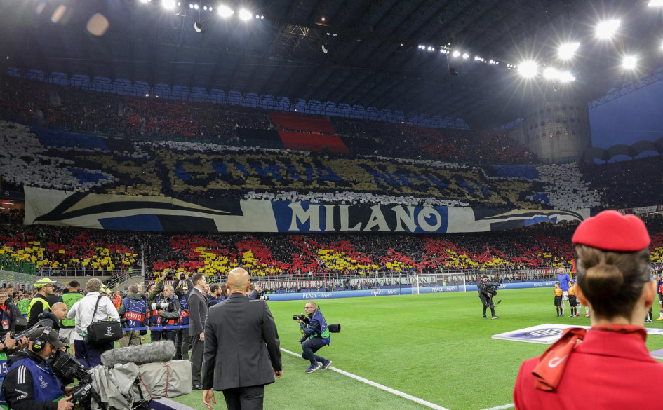 El partido, más allá de la instancia de la competencia en la que se jugó, fue especial por la fuerte rivalidad entre dos grandes e históricos equipos que comparten patio. La escenografía montada por los aficionados del Inter, hoy visitantes, en las gradas. El partido, más allá de la instancia de la competencia en la que se jugó, fue especial por la fuerte rivalidad entre dos grandes e históricos equipos que comparten patio. La escenografía montada por los aficionados del Inter, hoy visitantes, en las gradas.