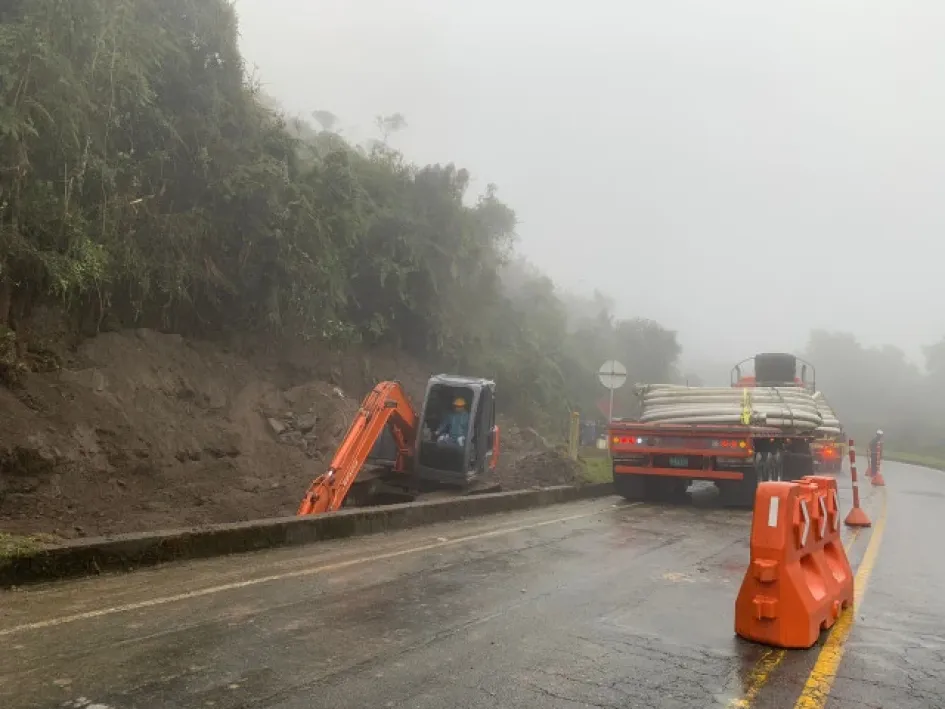 Ayer llegó parte de la tubería que instalarán en Cerro Bravo. Ayer llegó parte de la tubería que instalarán en Cerro Bravo.