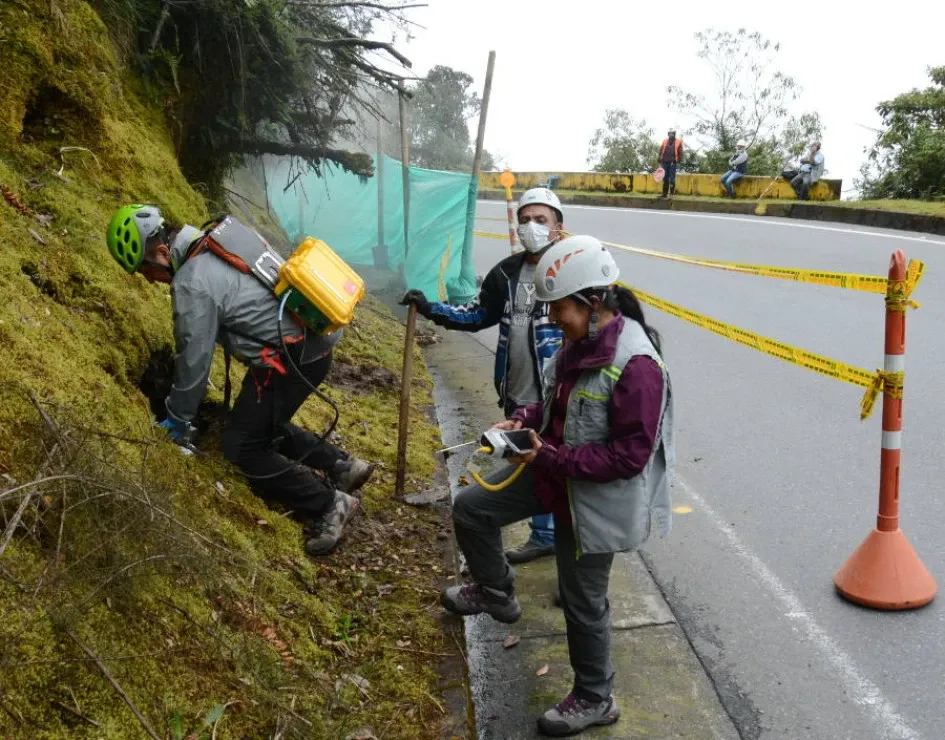 Especialistas del Servicio Geológico Colombiano el 15 de mayo haciendo análisis en el sector de emanación de vapores de Cerro Bravo. Especialistas del Servicio Geológico Colombiano el 15 de mayo haciendo análisis en el sector de emanación de vapores de Cerro Bravo.