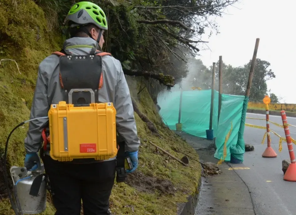 El lunes, 15 de mayo personal del Servicio Geológico Colombiano y la empresa Transportadora de Gas Internacional realizaron estudios en la salida de gases y vapores en Cerro Bravo, que se detectaron desde el 12 de mayo. El lunes, 15 de mayo personal del Servicio Geológico Colombiano y la empresa Transportadora de Gas Internacional realizaron estudios en la salida de gases y vapores en Cerro Bravo, que se detectaron desde el 12 de mayo.