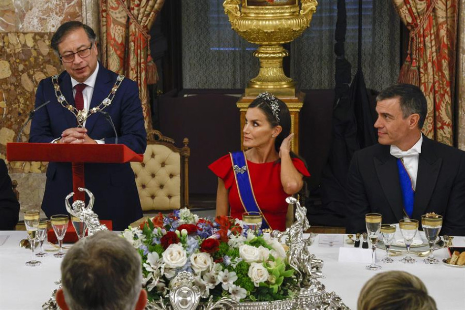 La reina Letizia y el presidente del Gobierno, Pedro Sánchez, siguen el discurso del presidente de Colombia, Gustavo Petro, durante la cena de gala que los monarcas españoles ofrecen al mandatario colombiano hoy miércoles en el Palacio Real, en Madrid. La reina Letizia y el presidente del Gobierno, Pedro Sánchez, siguen el discurso del presidente de Colombia, Gustavo Petro, durante la cena de gala que los monarcas españoles ofrecen al mandatario colombiano hoy miércoles en el Palacio Real, en Madrid.