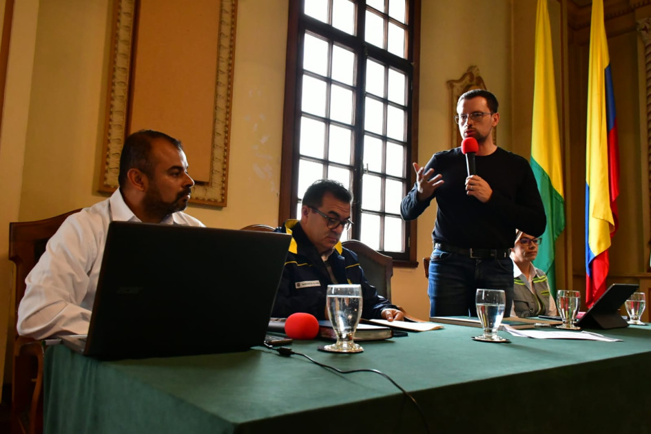 El gobernador, Luis Carlos Velásquez (derecha), junto al director de la UNGRD, Olmedo López (centro), y el jefe de Gestión del Riesgo del departamento, Félix Ricardo Giraldo. El gobernador, Luis Carlos Velásquez (derecha), junto al director de la UNGRD, Olmedo López (centro), y el jefe de Gestión del Riesgo del departamento, Félix Ricardo Giraldo.