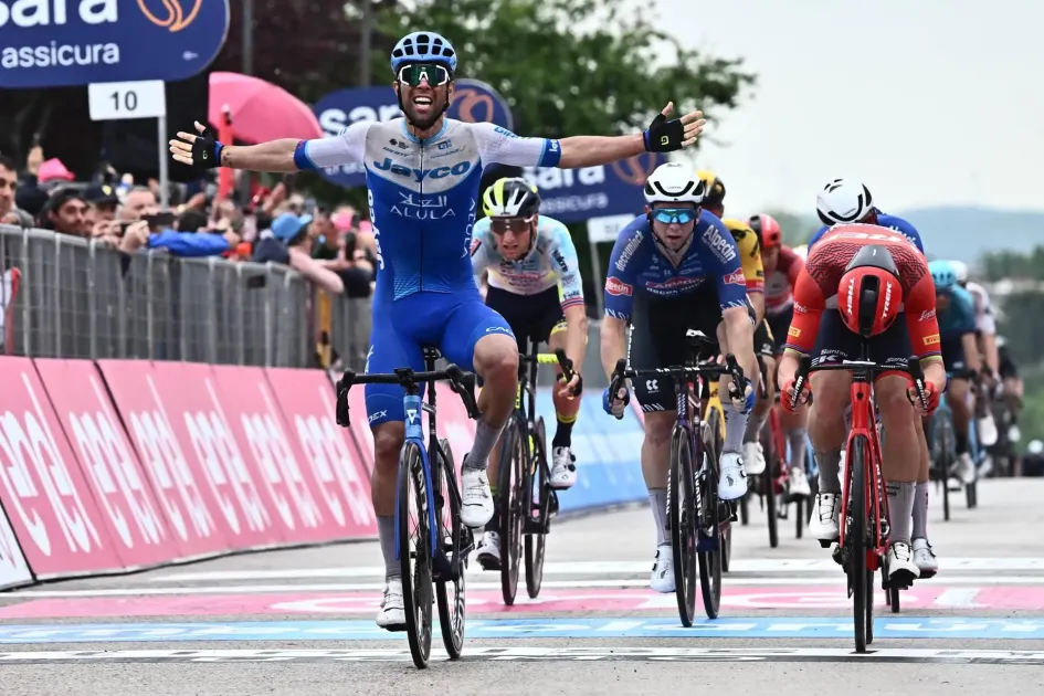 El ciclista australiano Michael Matthews del equipo Team Jayco Alula cruza la línea de meta para ganar la tercera etapa del Giro de Italia 2023, en 213 km desde Vasto hasta Melfi. El ciclista australiano Michael Matthews del equipo Team Jayco Alula cruza la línea de meta para ganar la tercera etapa del Giro de Italia 2023, en 213 km desde Vasto hasta Melfi.