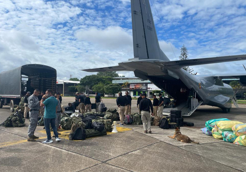 Fotografía cedida por la Aerocivil que muestra a soldados y rescatistas antes de partir en la búsqueda de LA aeronave Cesna 206. Fotografía cedida por la Aerocivil que muestra a soldados y rescatistas antes de partir en la búsqueda de LA aeronave Cesna 206.