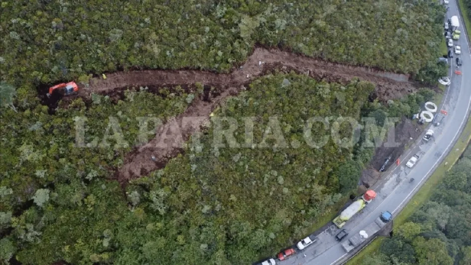 Así está siendo intervenida la ladera del volcán Cerro Bravo para instalar desde hoy (6:00 a.m.) la tubería flexible que ayudará a retornar el servicio de gas natural a usuarios residenciales, comerciales, industriales y vehículares del Eje Cafetero y el suroccidente del país. Así está siendo intervenida la ladera del volcán Cerro Bravo para instalar desde hoy (6:00 a.m.) la tubería flexible que ayudará a retornar el servicio de gas natural a usuarios residenciales, comerciales, industriales y vehículares del Eje Cafetero y el suroccidente del país.