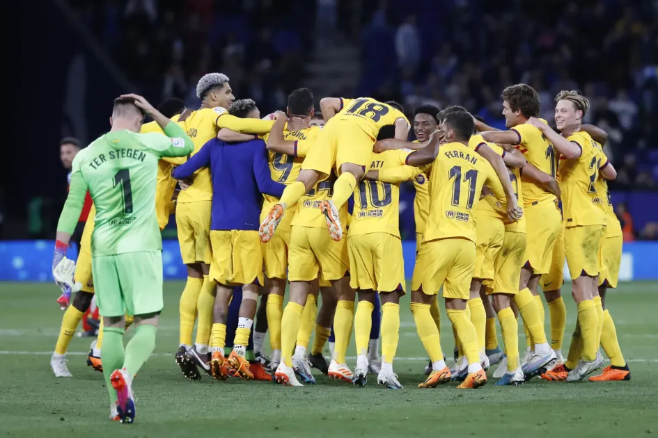Los jugadores del FC Barcelona celebran proclamarse campeones de LaLiga española tras ganarle al Espanyol este domingo en el RCDE Stadium de Cornellá de Llobregat (Barcelona). Los jugadores del FC Barcelona celebran proclamarse campeones de LaLiga española tras ganarle al Espanyol este domingo en el RCDE Stadium de Cornellá de Llobregat (Barcelona).