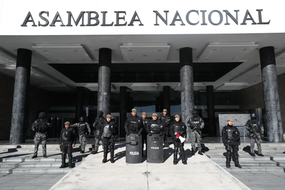 Policías vigilan los exteriores de la sede de la Asamblea Nacional, hoy, en Quito (Ecuador). Policías vigilan los exteriores de la sede de la Asamblea Nacional, hoy, en Quito (Ecuador).