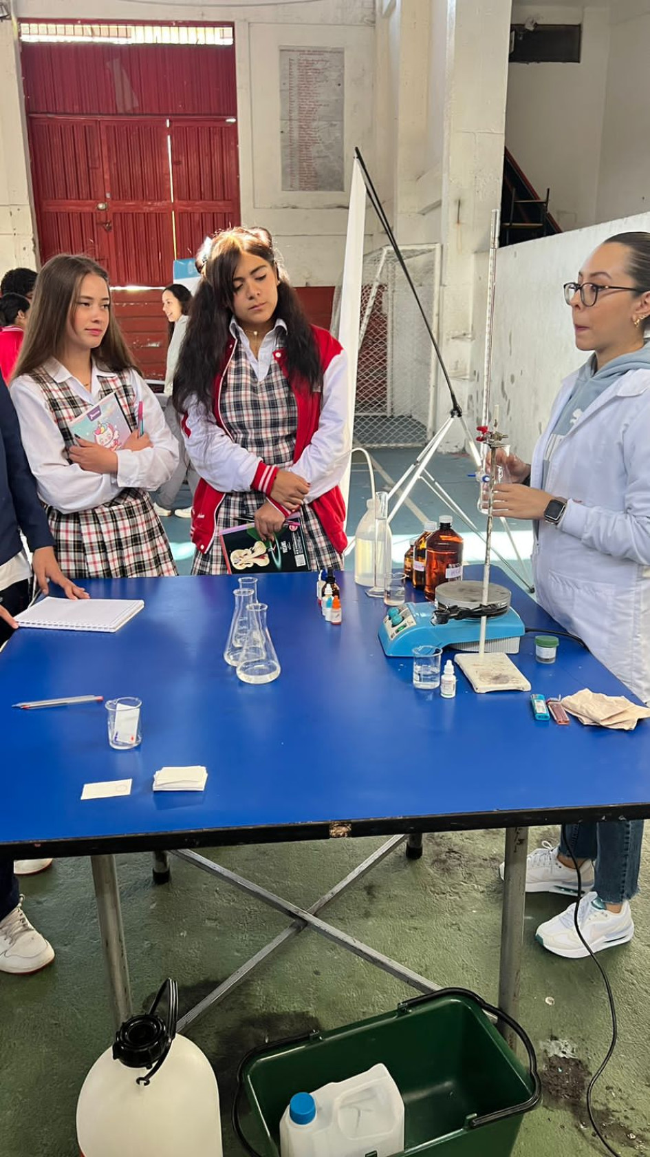 Los estudiantes de La Salle disfrutaron de una jornada de ciencia y experimentos. Los estudiantes de La Salle disfrutaron de una jornada de ciencia y experimentos.