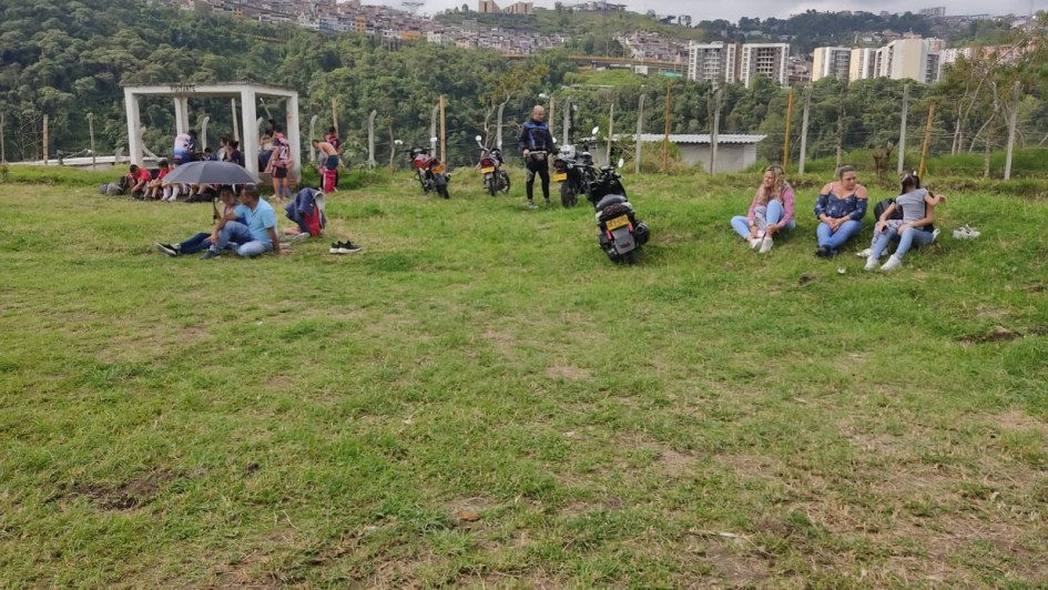 En la cancha Granjas recriminan la indolencia de las administraciones que contrasta con el gusto de los niños por su deporte, pues lo practican sobreponiéndose a la falta de mantenimiento, a las basuras, los excrementos y la maleza que la rodea. Fotos Cortesía/Q'HUBO En la cancha Granjas recriminan la indolencia de las administraciones que contrasta con el gusto de los niños por su deporte, pues lo practican sobreponiéndose a la falta de mantenimiento, a las basuras, los excrementos y la maleza que la rodea. Fotos Cortesía/Q'HUBO
